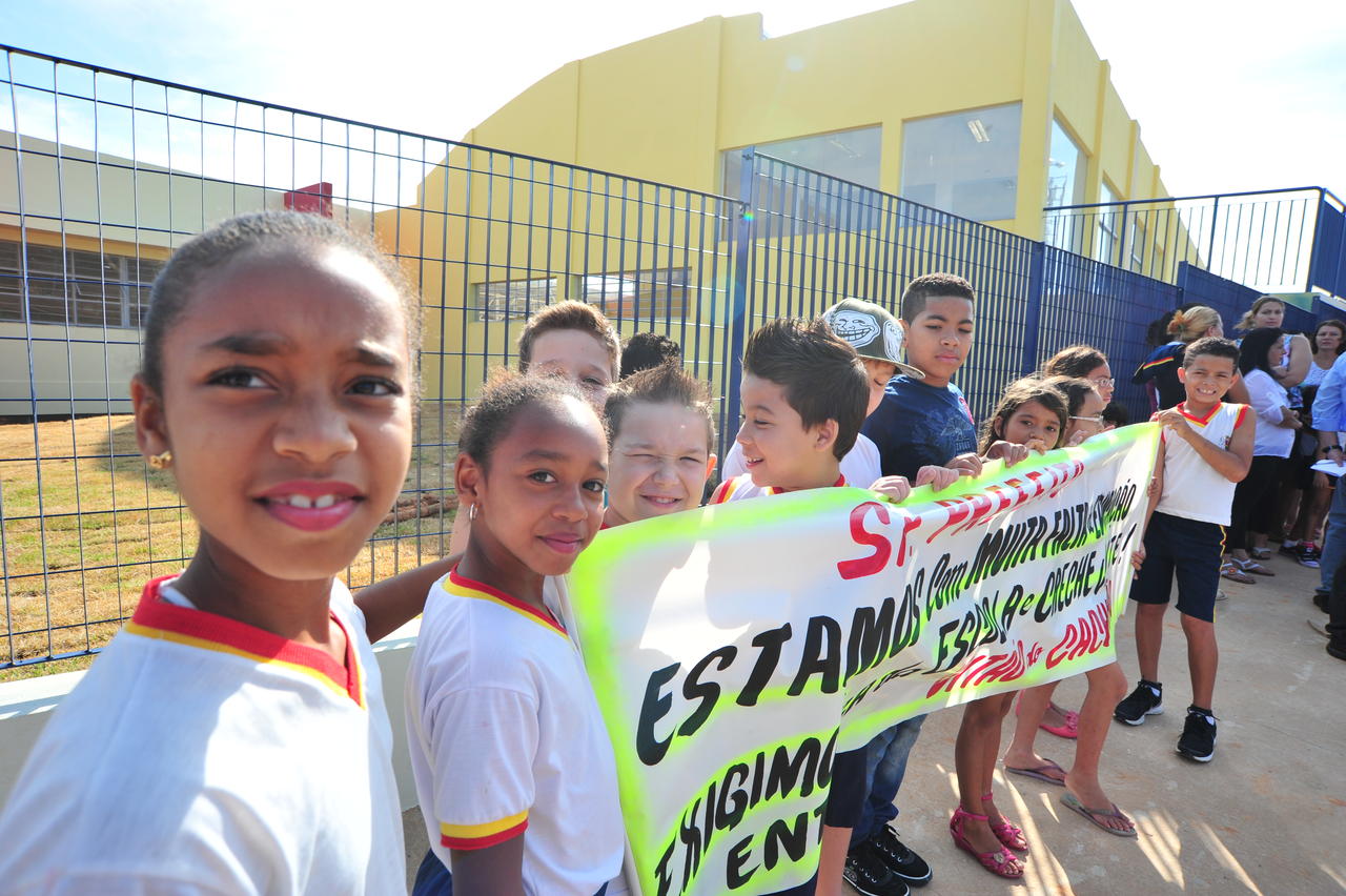 Pais e alunos protestam e cobram inauguração de escola 02 03 13