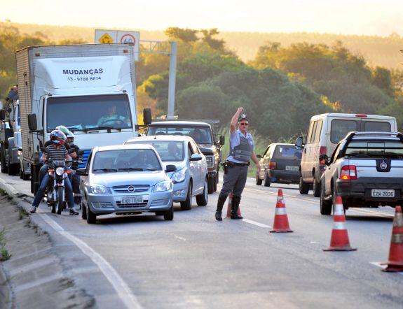 Acidente entre quatro veículos deixa um ferido grave na SP 79 15 06