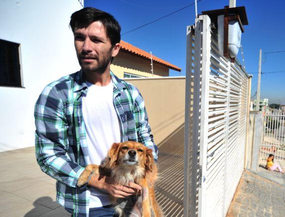 Felipe Silveira é um dos moradores da rua José Roque Guerra que teve seu cachorro envenenado - Luiz Setti