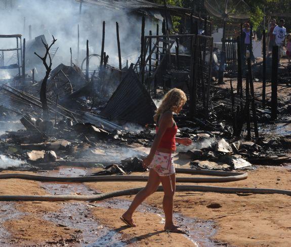 Incêndio destroi favela e deixa 30 pessoas desabrigadas 01 07 12