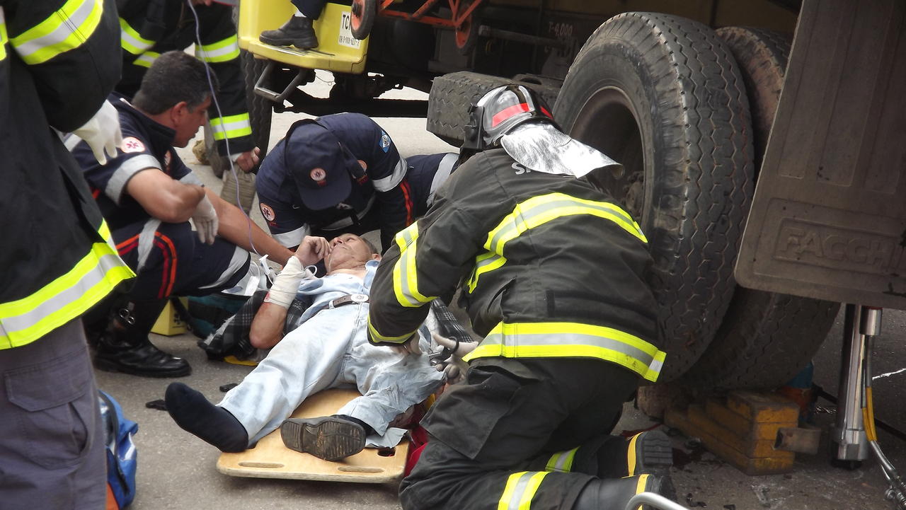 Homem Sofre Fratura Exposta Ao Ser Atropelado Por Caminh O