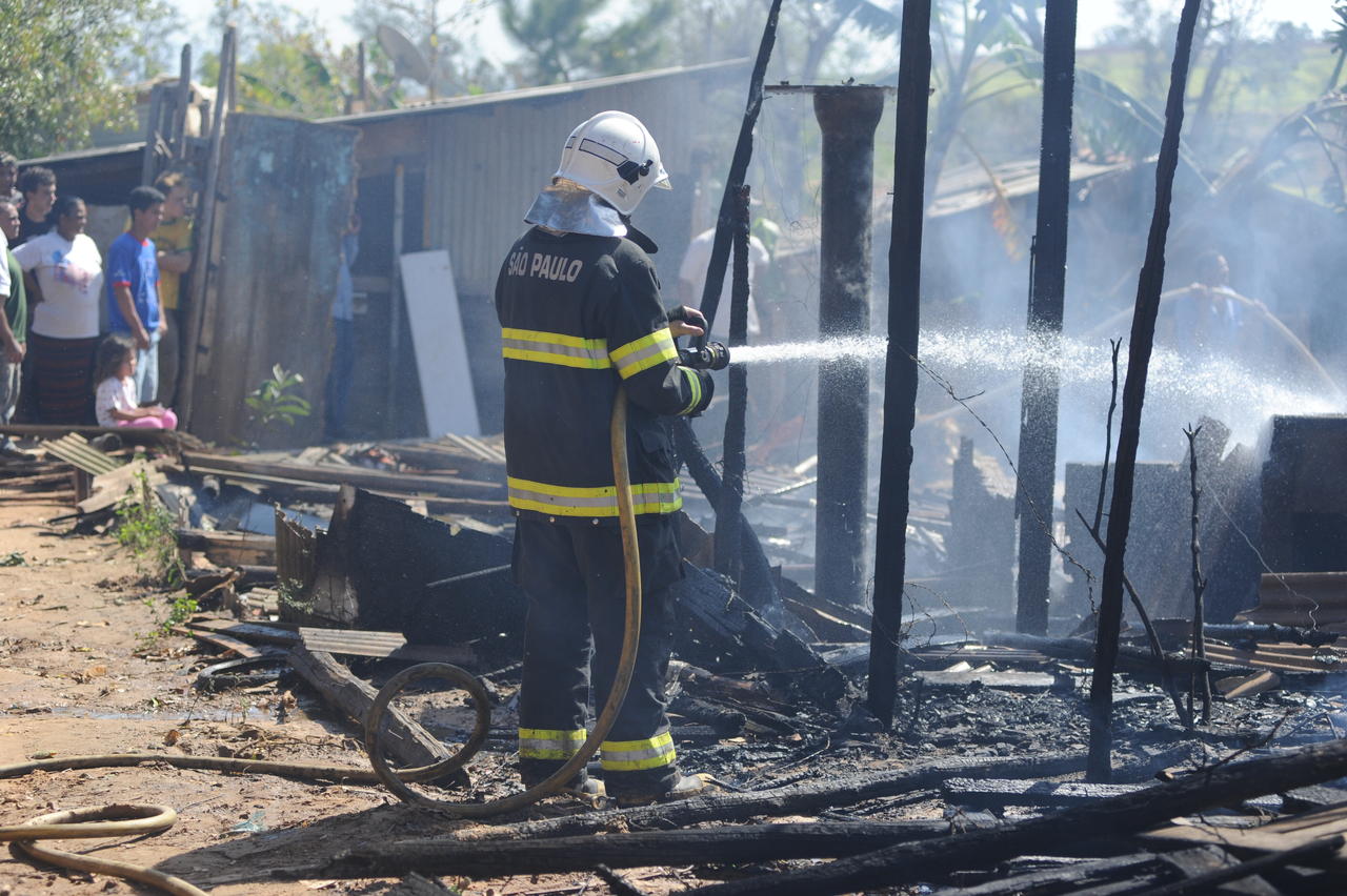 Curto Circuito Causa Inc Ndio Em Favela E Destr I Barracos