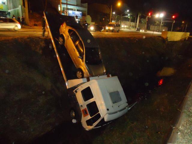 Caminhão guincho desengatado cai dentro de rio 02 08 12 SOROCABA E