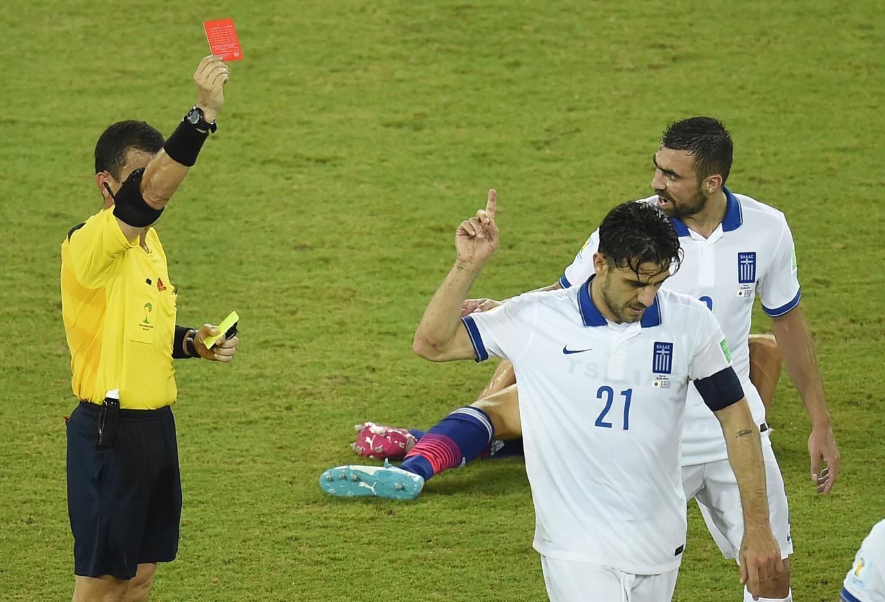 Apesar de os gregos terem atuado todo o segundo tempo com um jogador a menos, conseguiram segurar o empate - AFP