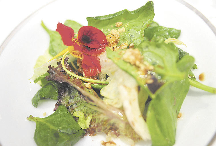 Salada De Folhas Nobres Nozes Carameladas E Vinagrete De Tamarindo