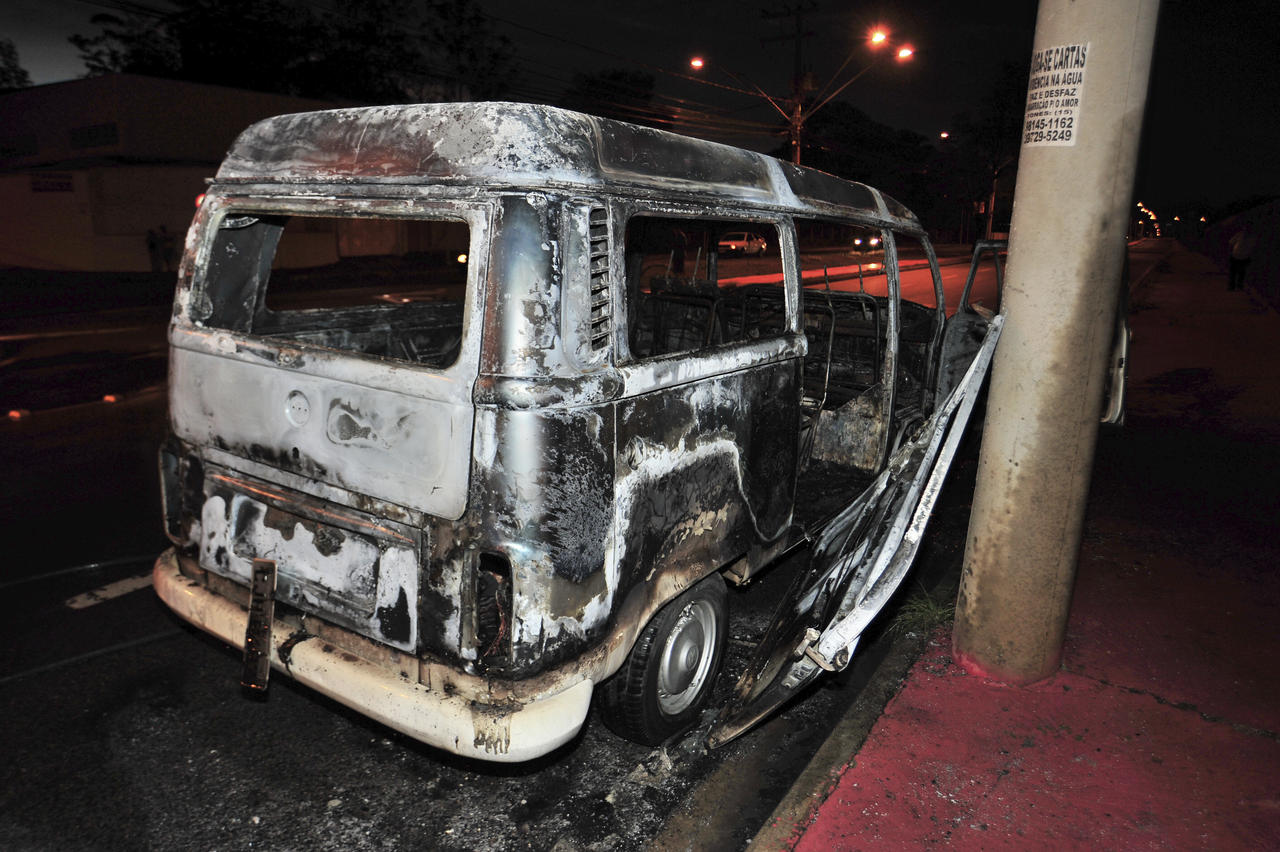 Kombi pega fogo no Jardim Iguatemi 13 12 14 SOROCABA E REGIÃO