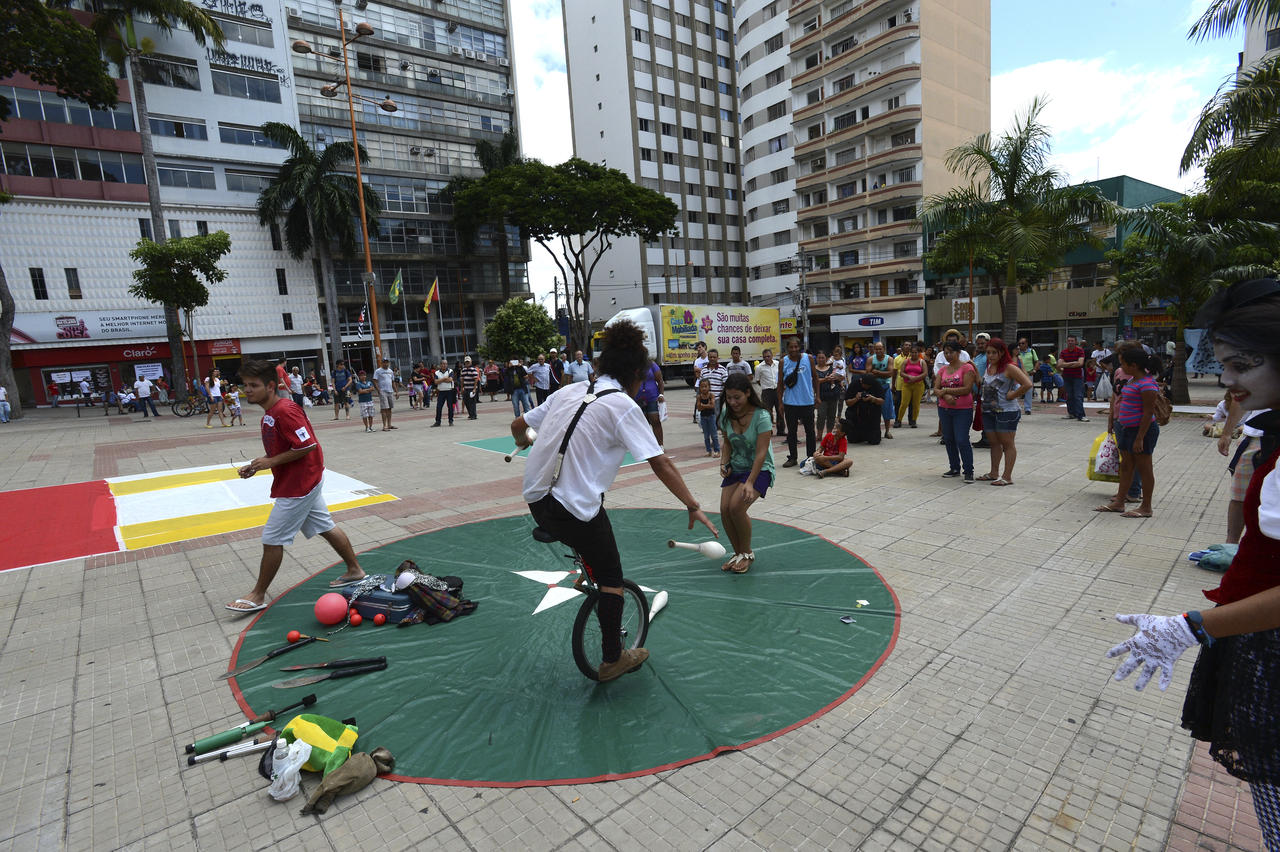 Artistas De Rua Protestam Contra A Proibi O De Levar Arte Para