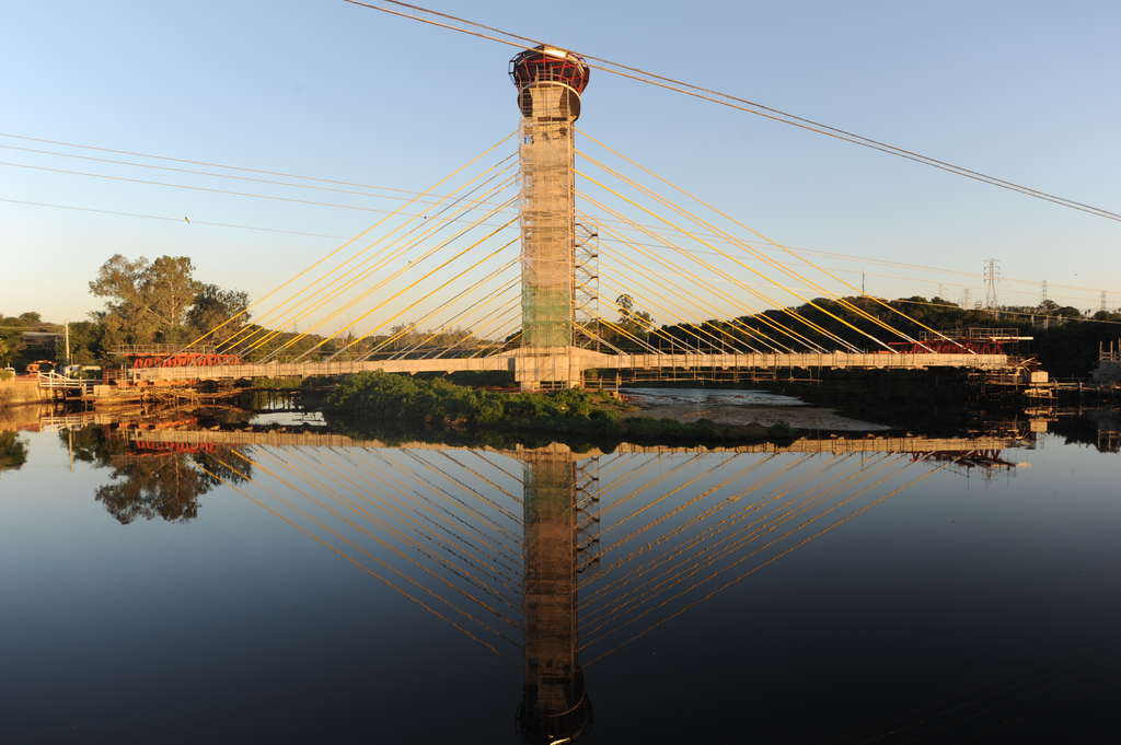 A obra da ponte sobre o rio Tietê está orçada em R$ 23 milhões e deve ajudar a melhorar o trânsito na região - FÁBIO ROGÉRIO