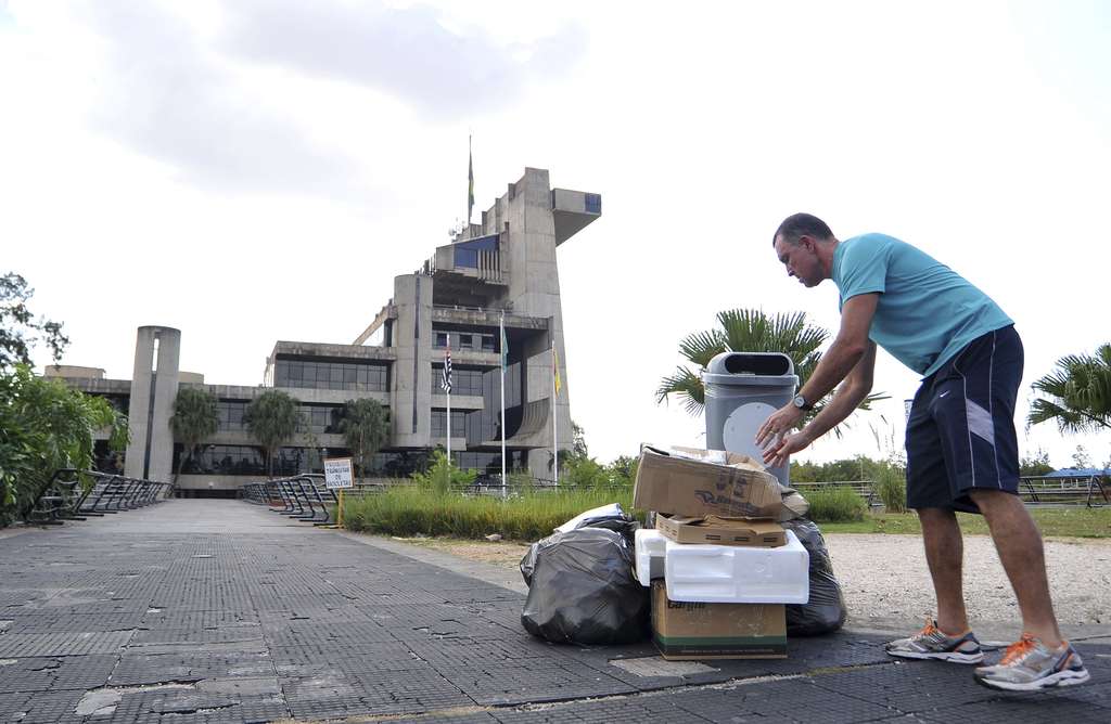 Morador de Sorocaba deposita lixo em frente ao prédio da Prefeitura - Pedro Negrão/Arquivo JCS (08/02/2014)