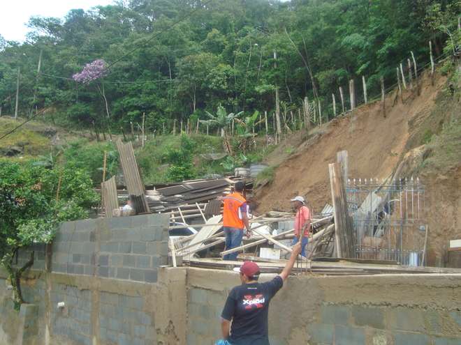 Defesa Civil de São Roque interdita três casas após deslizamento 06