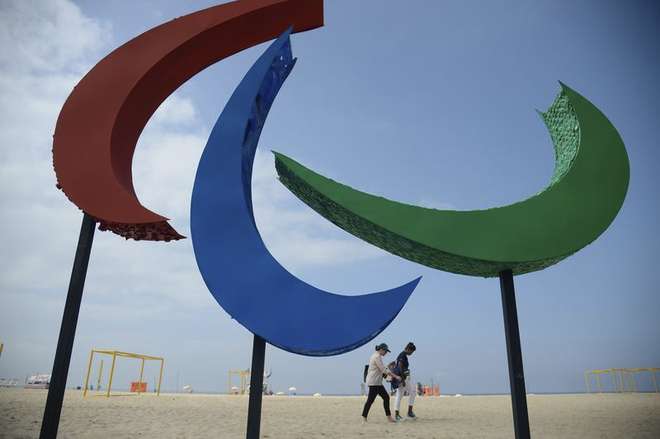 Escultura do símbolo paralímpico inaugurada recentemente na praia de Copacabana. Foto: Agência Brasil