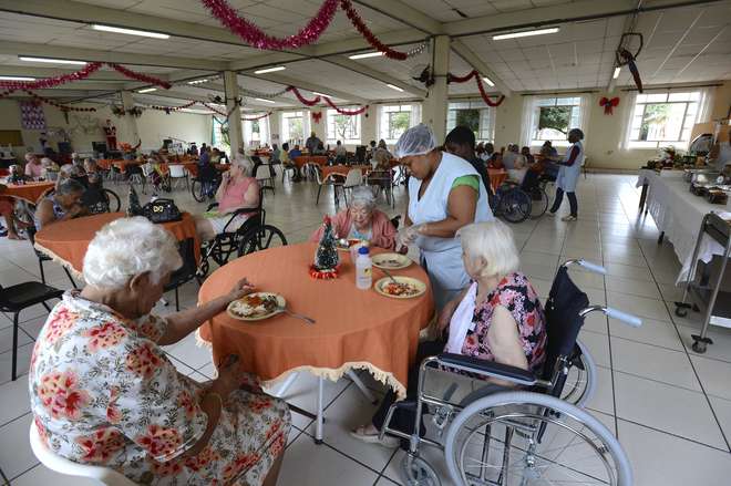 Idosos do Lar São Vicente terão festa natalina dia 18 10 12 16