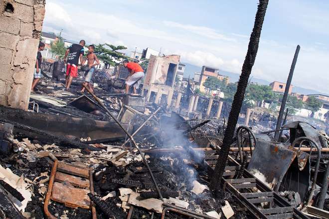 Incêndio atinge favela de Santos, em São Paulo - 03/01/17 - BRASIL - Jornal Cruzeiro do Sul