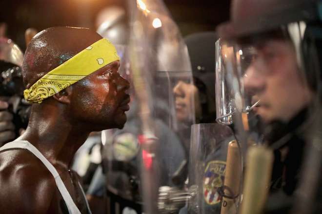 Os protestos deste domingo terminaram em depredação e confronto- AFP