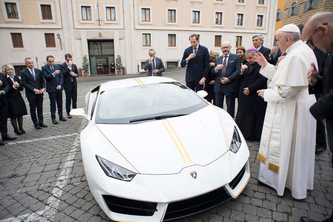 Resultado de imagem para Papa vai leiloar Lamborghini que ganhou para ajudar necessitados
