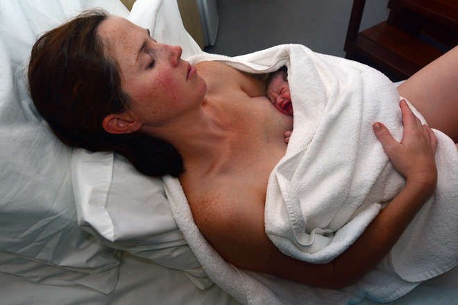 O contato entre mãe e bebê traz inúmeros benefícios para ambos - Na Mochila/Canstockphoto