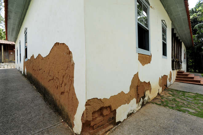 Na lateral da casa é possível observar o estado da parede, que está com tijolos à vista - EMÍDIO MARQUES