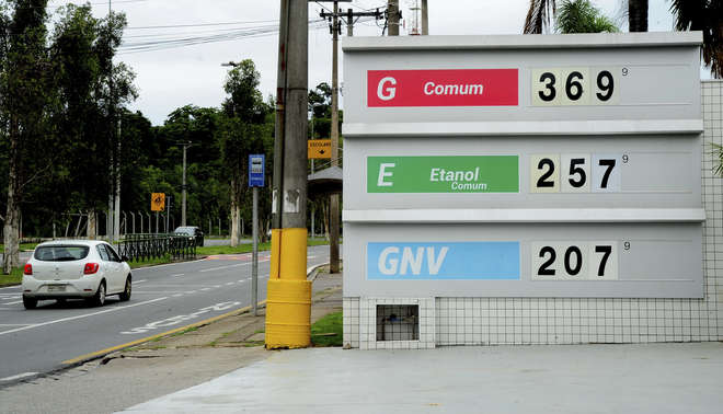 Desde julho, Petrobras adota modelo de reajustes frequentes de combustíveis, que chegam a ser diários, mas aumentos pesam no bolso dos consumidores - EMÍDIO MARQUES