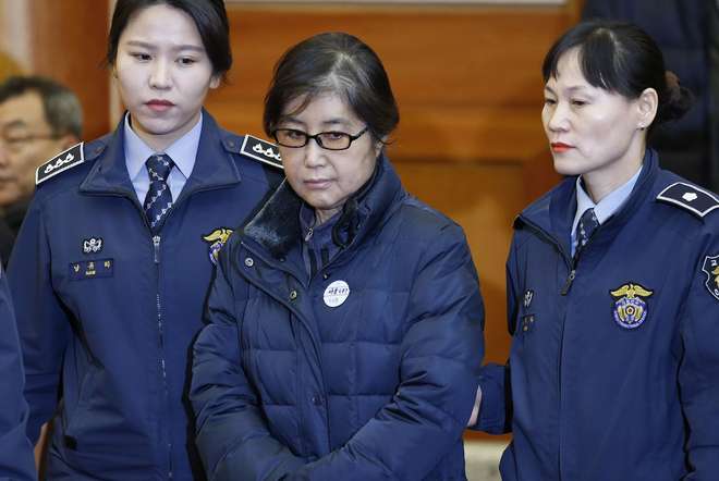 Choi Soon-sil, de 61 anos, é filha de um misterioso líder religioso - KIM HONG-JI/POOL/AFP