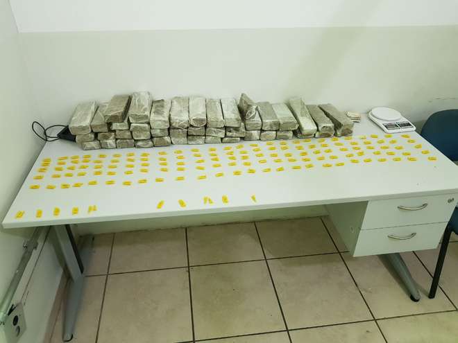 41 tijolos de maconha e outras drogas foram apreendidas em casa do suspeito - DIVULGAÇÃO PM