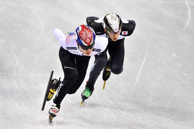 Saito (direita) competiria na prova de revezamento de 5.000 m da patinação de velocidade em pista curta - MLADEN ANTONOV/AFP