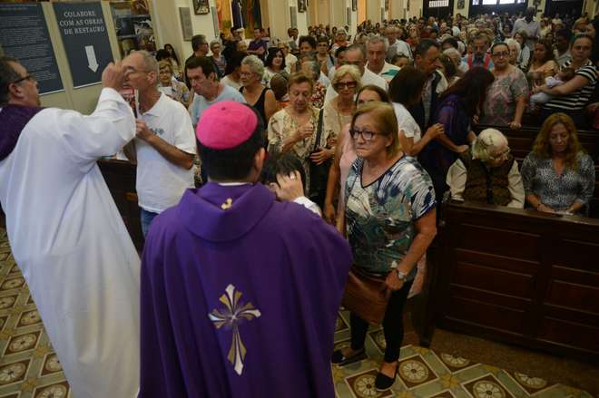 Os fiéis católicos lotaram a igreja para a missa - FÁBIO ROGÉRIO