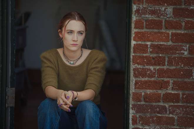 Saoirse Ronan interpreta a protagonista da trama, uma menina terminando o colegial em uma escola católica de Sacramento - DIVULGAÇÃO ADOROCINEMA