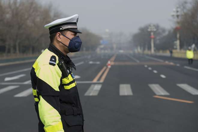 Sob pressão da opinião pública, o regime comunista chinês lançou em 2013 um plano contra a poluição destinado a reduzir em 25% a taxa de partículas finas no ar nas regiões de Pequim e Xangai -  AFP / NICOLAS ASFOURI