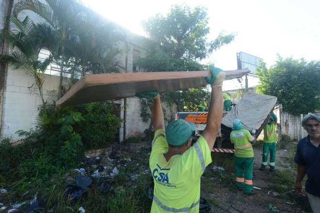 Funcionários da CSA fazem a limpeza do local - FÁBIO ROGÉRIO