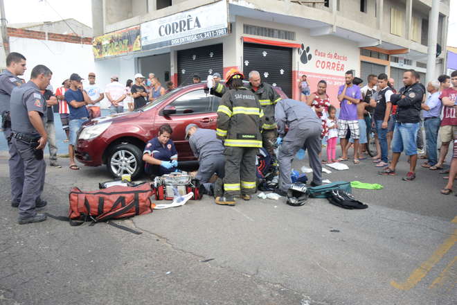 No Jardim Lopes de Oliveira, o motociclista perdeu o controle da direção e entrou em baixo de um carro - JÚLIO LEITE / CORTESIA