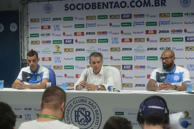 Paulo Roberto ladeado pelos jogadores Diogo Oliveira e Luizão - FÁBIO ROGÉRIO