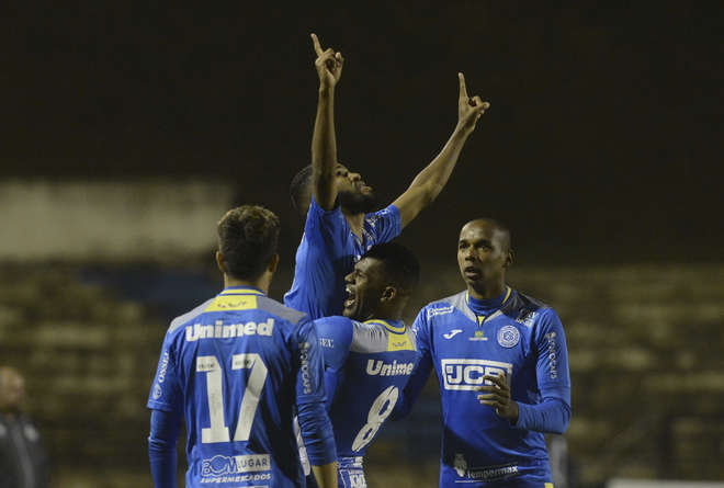 O atacante Everaldo ergue os braços e comemora o primeiro gol do São Bento na partida - FÁBIO ROGÉRIO 