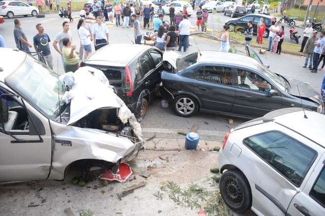 Em um dos casos, vários carros foram envolvidos  - JÚLIO LEITE / CORTESIA 