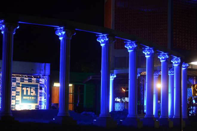Pilares que representam os instituidores da Fundação Ubaldino do Amaral ficaram azuis para celebrar os 115 anos do Cruzeiro do Sul - ERICK PINHEIRO