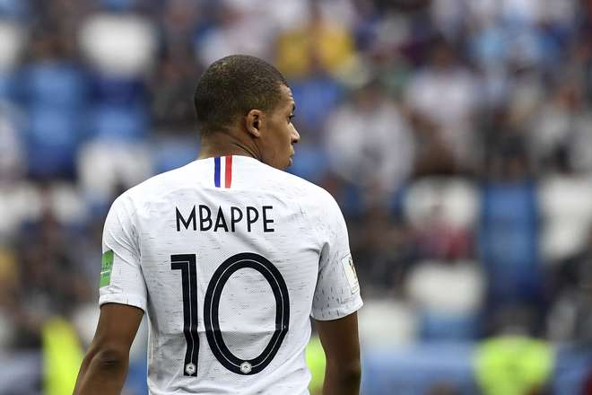 Jogadores como Mbappé, de apenas 19 anos, estreiam em Copas ao lado de outros jogadores que estão longe de serem veteranos - FRANCK FIFE / AFP