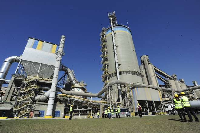 A fábrica de cimento Santa Helena tem capacidade de produção de 2,5 milhões de toneladas ao ano  - EMIDIO MARQUES / ARQUIVO JCS (17/6/2016)