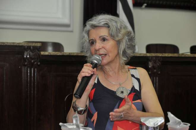 Em 2009, Alice Ruiz recebeu o Prêmio Jabuti pelo livro 'Dois em um' - DIVULGAÇÃO 