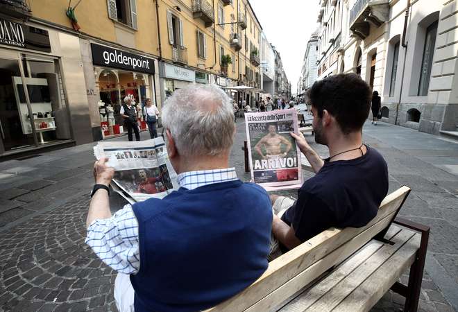 Italianos conferem nos jornais a chegada de CR7 à Juventus - ISABELLA BONOTTO / AFP