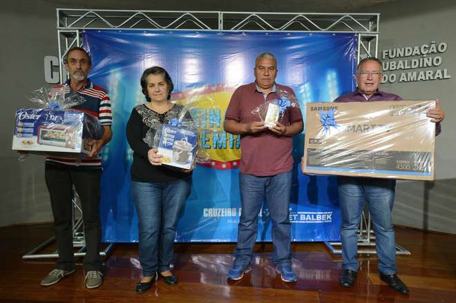 Claudio, Ivete, Leonildo e Gentil receberam os prêmios no auditório do jornal - ERICK PINHEIRO