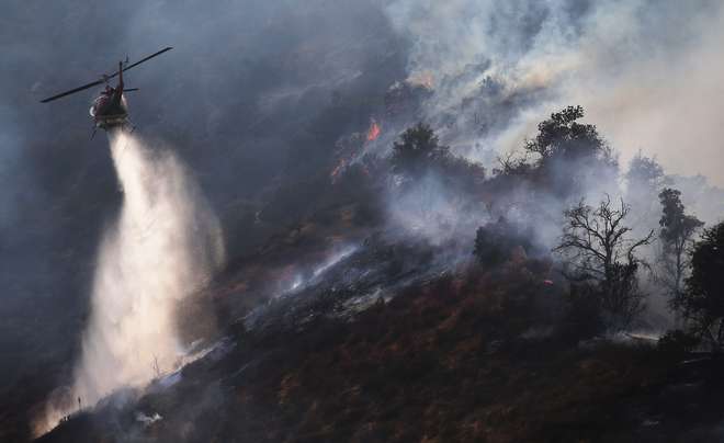 Combate ao fogo segue na área devastada - MARIO TAMA / GETTY IMAGES / AFP