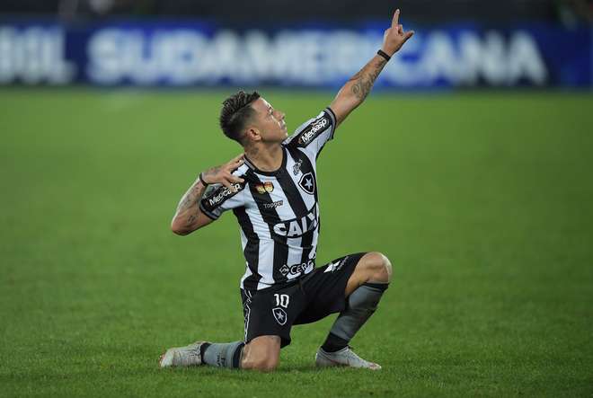 Léo Valencia comemora seu gol - CARL DE SOUZA / AFP