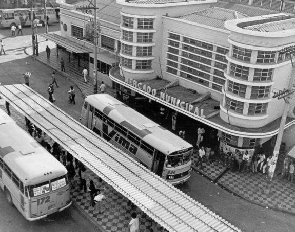 Foto de setembro de 1979, mostra a parada de ônibus da Vima em frente ao Mercado Municipal  - Arquivo JCS