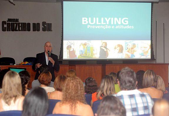 Encontro reuniu educadores e pais, no auditório da FUA - Fábio Rogério