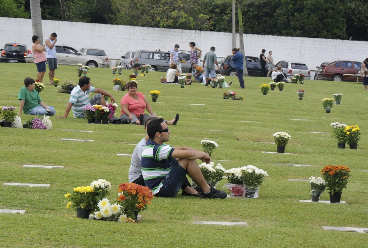 Programação especial movimenta cemitérios de Sorocaba - 02 