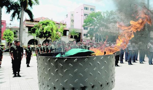 Ato cívido realizado na praça Coronel Fernando Prestes comemorou o Dia da Bandeira, que incluiu a tradicional incineração de bandeiras inservíveis - Emidio Marques