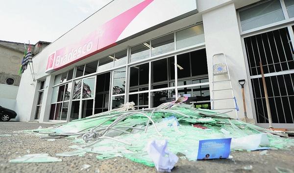 Uma quadrilha usou dinamite para explodir o caixa eletrônico de uma agência bancária, na avenida Bandeirantes, em Brigadeiro Tobias. O bando fugiu com o dinheiro - Emidio Marques