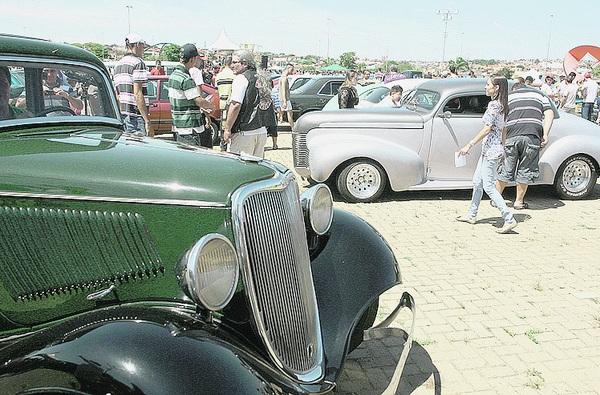 O 3º encontro de Carros Antigos e Lowrider, promovido pela Ritmo Rollê, reuniu cerca de 300 modelos e público de mais de três mil pessoas no Parque das Águas, no Jardim Abaeté - Adival B. Pinto