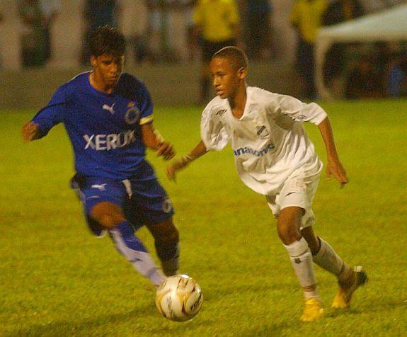 Na edição de 2007, um garoto franzino chamou a atenção dos torcedores jogando pelo Santos: era o craque Neymar - Arquivo JCS/Fábio Rogério