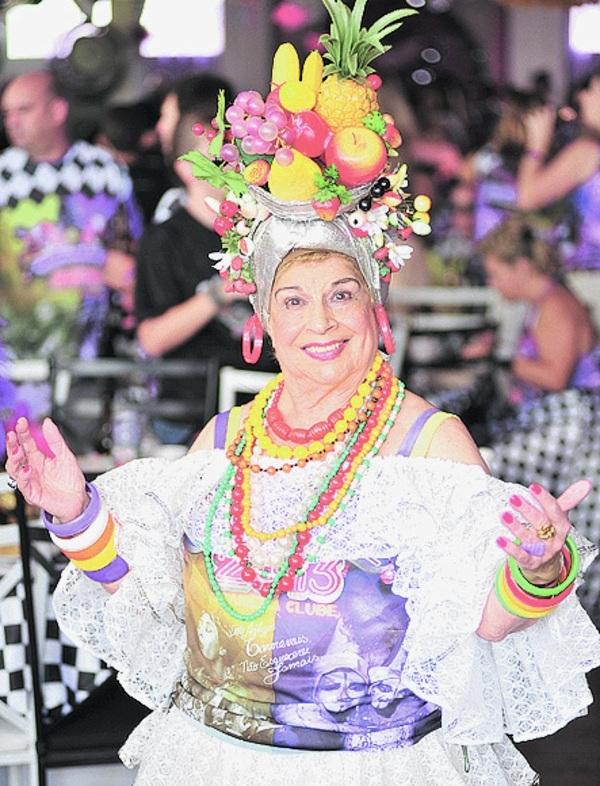 Dirce Lamberte, tradicional carnavalesca, vestiu-se de baiana - Fotos: Pedro Negrão