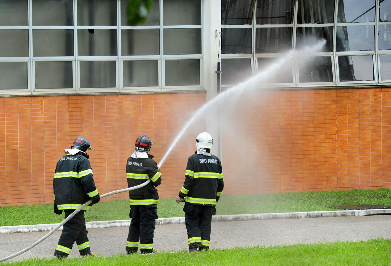 Produtos explodiram e foram arremessados durante incêndio em